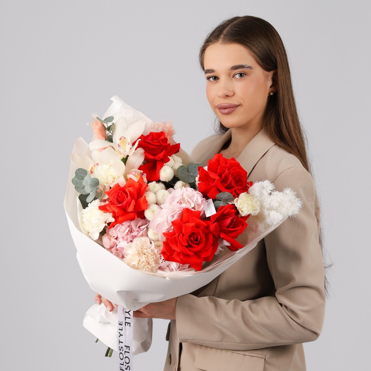 avtorskij buket s orhideej i francuzskoj rozoj 5